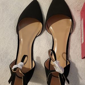Flapointed-ankle black shoes